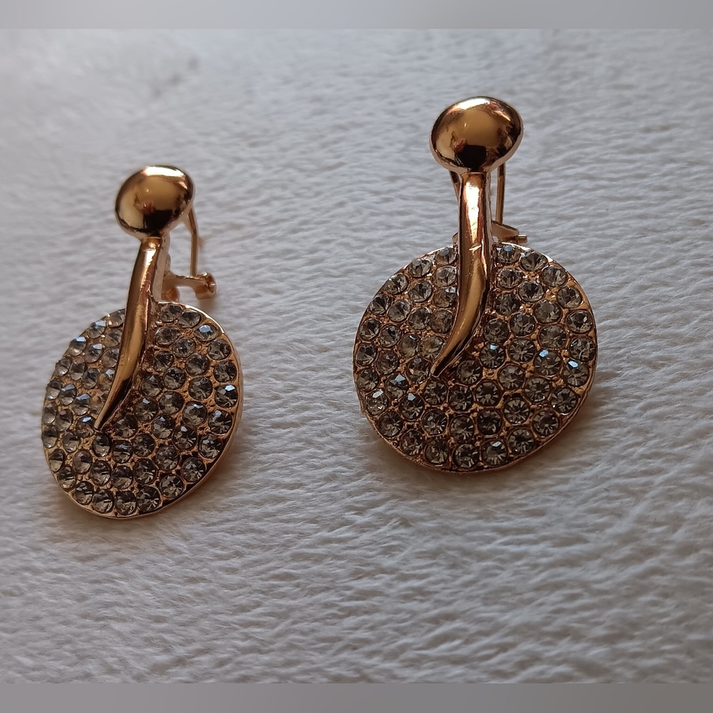 Elegant gold earrings Gold Tone Nwt